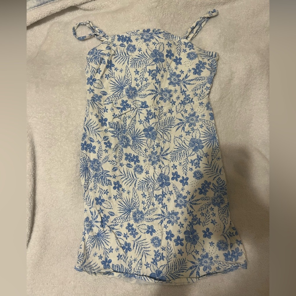 Cute floral beach dress 
XS
Good condition, one small stain pictured